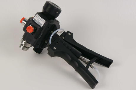 Druck håndholdt pneumatisk pumpe som tåler vakuum, pneumatisk trykk på 600 psi og hydraulisk trykk opp til 10,000 psi